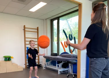 Spelenderwijs naar een gezonde ontwikkeling: alles over kinderfysiotherapie