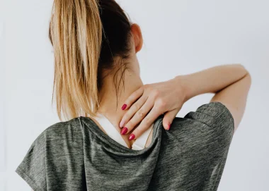 Pijn tussen de schouderbladen bij vrouwen