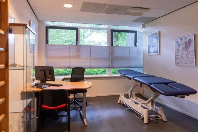 Man zit achter de laptop na te denken over duurzame inzetbaarheid